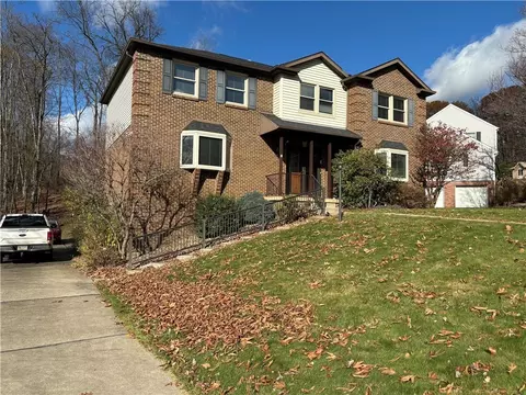 4085 Briarwood Dr #129, Jeannette, PA 15644