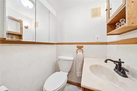 Bath - 1828 Ivanhoe Dr, Irwin, PA 15642 photo 2 of 2