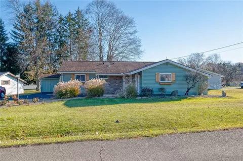 111 Queenswood Dr, Cranberry Township, PA 16066