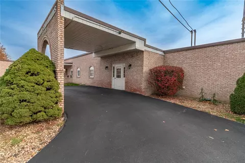2750 Iowa Dr #5, New Kensington, PA 15068