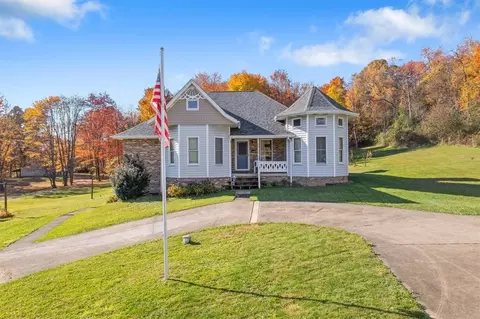 395 Glade Mills Rd, Valencia, PA 16059