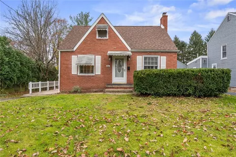 861 Bon Air Dr, Sharon, PA 16146