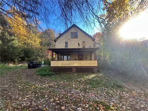 69 Duquesne Ct, Springdale, PA 15144