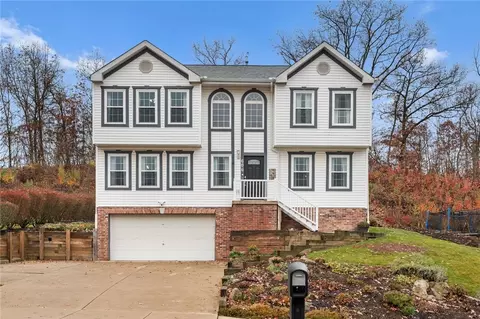 606 Fieldstone Dr, Coraopolis, PA 15108
