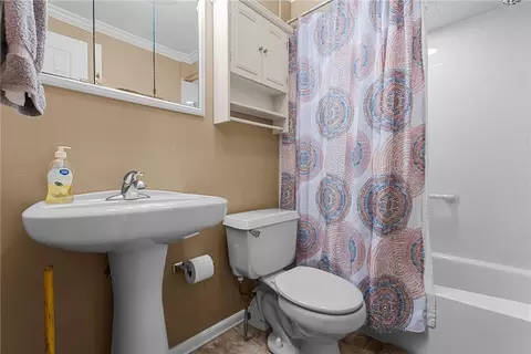 Bath - 1365 Venetia Rd, Eighty Four, PA 15330 photo 2 of 3