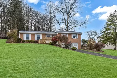 705 Tara Dr, Ellwood City, PA 16117