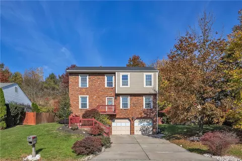 517 Cresthaven Dr, Pittsburgh, PA 15239