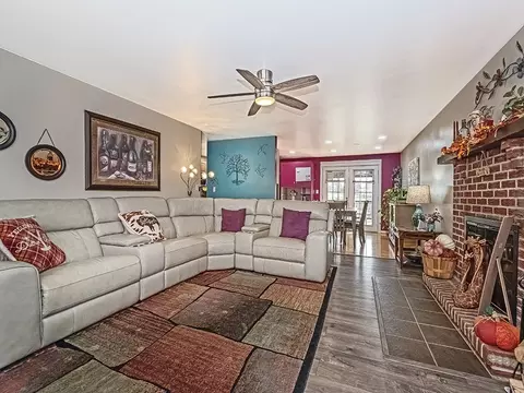 Living - 514 Reuschell Dr, Apollo, PA 15613 photo 2 of 3