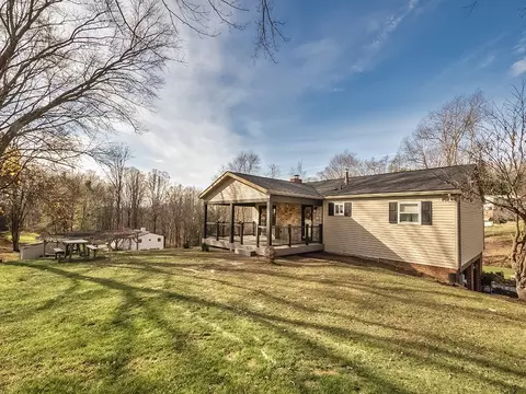 Exterior - 514 Reuschell Dr, Apollo, PA 15613 photo 2 of 14