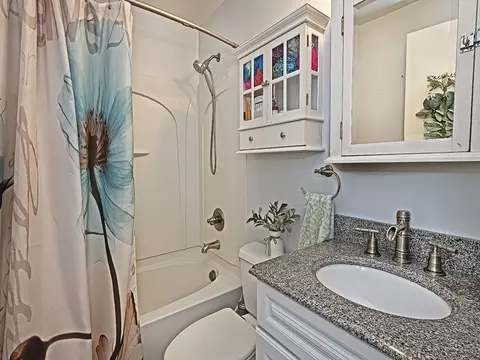 Bath - 514 Reuschell Dr, Apollo, PA 15613 photo 1 of 5