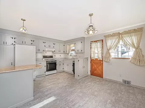 407 Walnut St, Vandergrift, PA 15690 photo 6