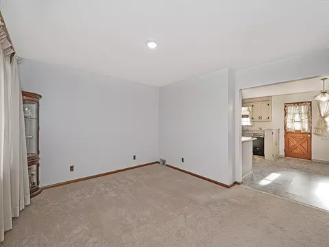 407 Walnut St, Vandergrift, PA 15690 photo 2