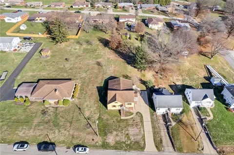 66 Hilltop Ln, Washington, PA 15301