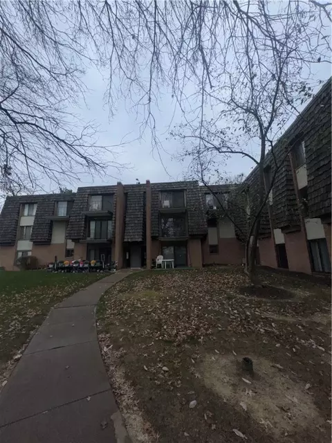 312 Forest Green Dr, Coraopolis, PA 15108