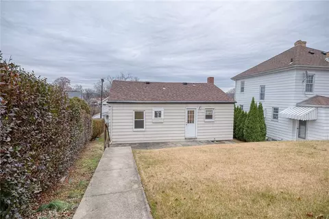 Exterior - 1832 Devonshire Rd, Coraopolis, PA 15108 photo 5 of 7
