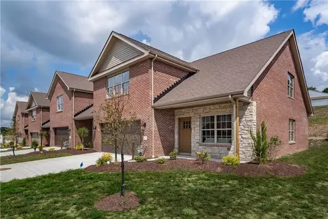 404 Chambers Dr, Washington, PA 15301