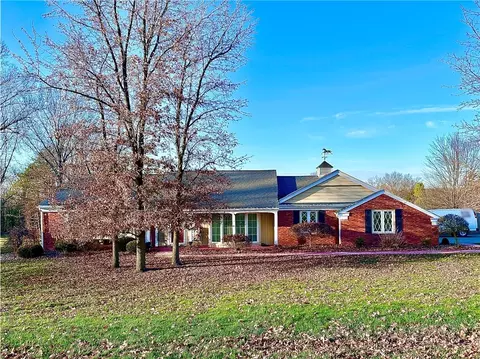 17 Fruitland Dr, New Castle, PA 16105