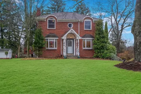 1557 Crestview Dr, Pittsburgh, PA 15237
