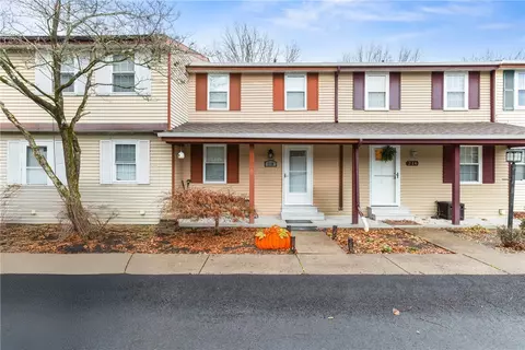 218 Parkwood Dr, Cranberry Township, PA 16066