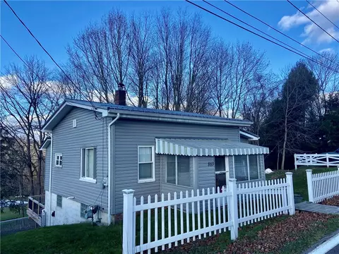 883 Main St, Saint Petersburg, PA 16054