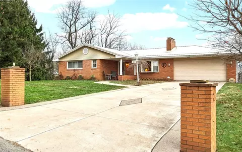 20 Floral Hill Dr, Washington, PA 15301