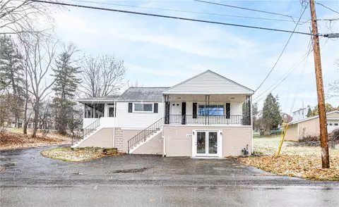 120 Mitchell Dr, Canonsburg, PA 15317