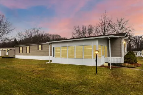 1608 Jr Dr, Grove City, PA 16127