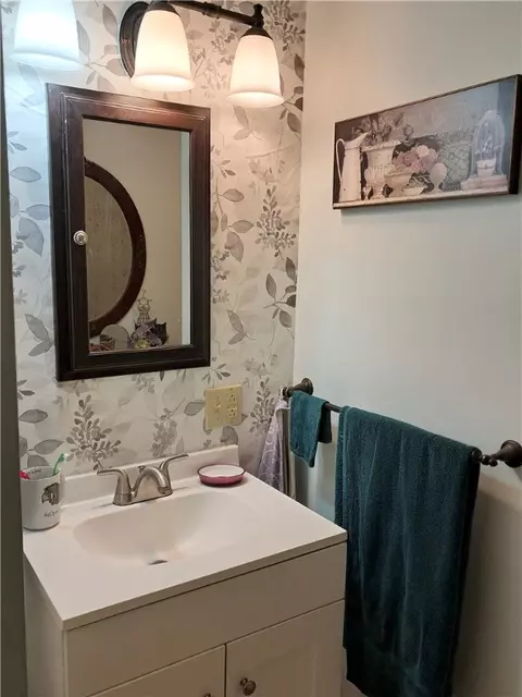 Bath - 125 Walnut St, Apollo, PA 15613 photo 1 of 4