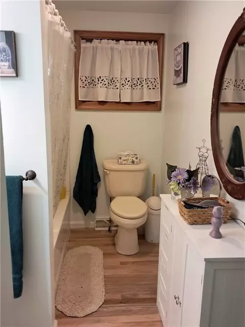 Bath - 125 Walnut St, Apollo, PA 15613 photo 2 of 4