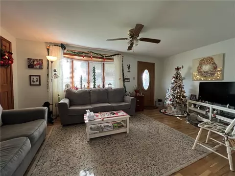 Living - 125 Walnut St, Apollo, PA 15613 photo 3 of 4
