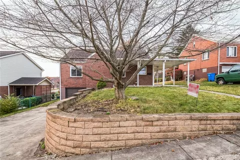2996 Sycamore St, New Kensington, PA 15068