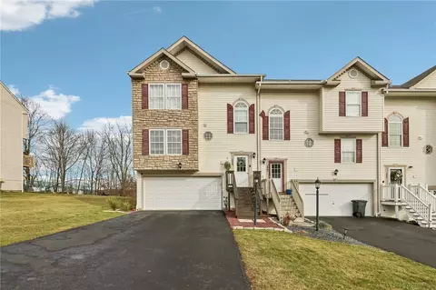 892 Talon Ct, Leechburg, PA 15656
