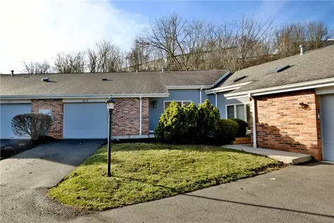 208 Queens Ct, Canonsburg, PA 15317