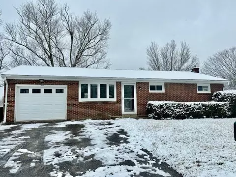 226 Pinewood Dr, Butler, PA 16001