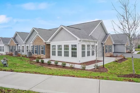 1040 Autumn Woods Dr, Evans City, PA 16033
