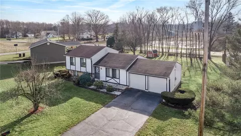 15 Clubhouse Dr, West Middlesex, PA 16159