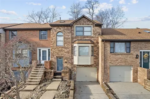 702 Canterbury Dr, Coraopolis, PA 15108