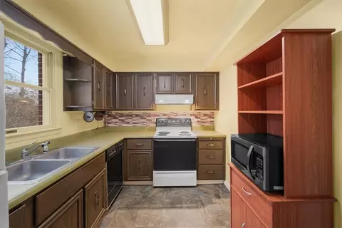 Kitchen - 64 Old Monongahela Pike, Eighty Four, PA 15330 photo 2 of 4