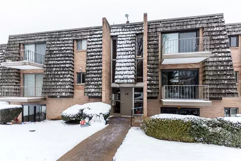 1414 Forest Green Dr, Coraopolis, PA 15108