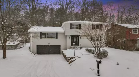 140 Thornberry Dr, Pittsburgh, PA 15235