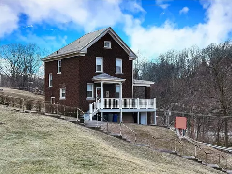 2537 Ivyglen St, Pittsburgh, PA 15227