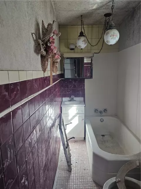 Bath - 1172 Grandview Ave, Braddock, PA 15104 photo 1 of 1
