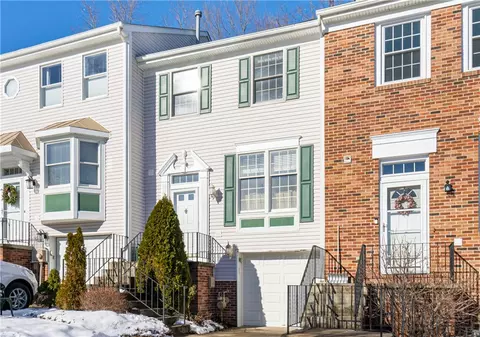 637 Parkridge Ln, Coraopolis, PA 15108