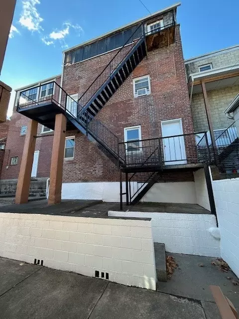924 Island Ave, Mckees Rocks, PA 15136