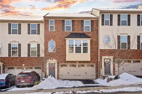 212 Noble Woods Dr, Moon Township, PA 15108