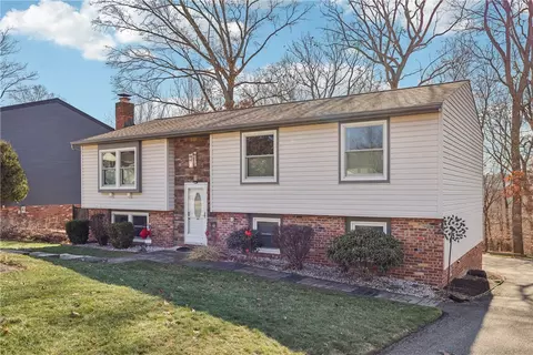 206 Lochinver Dr, Moon Township, PA 15108