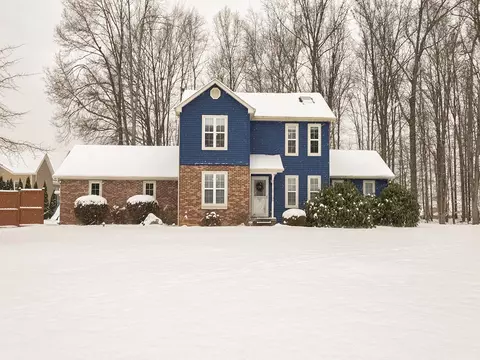 9 Forest Glen Dr, Grove City, PA 16127