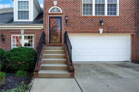 572 E Vanderbilt Dr, Mars, PA 16046 photo 2