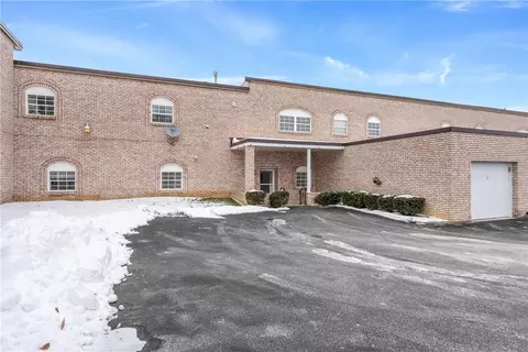 2750 Iowa Dr #3, New Kensington, PA 15068