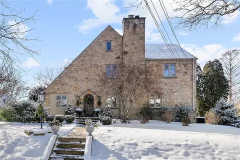 252 Outlook Dr, Pittsburgh, PA 15228